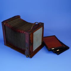 FRANSIZ AHŞAP KÖRÜKLÜ SAHA TİPİ FOTOĞRAF MAKİNESİ