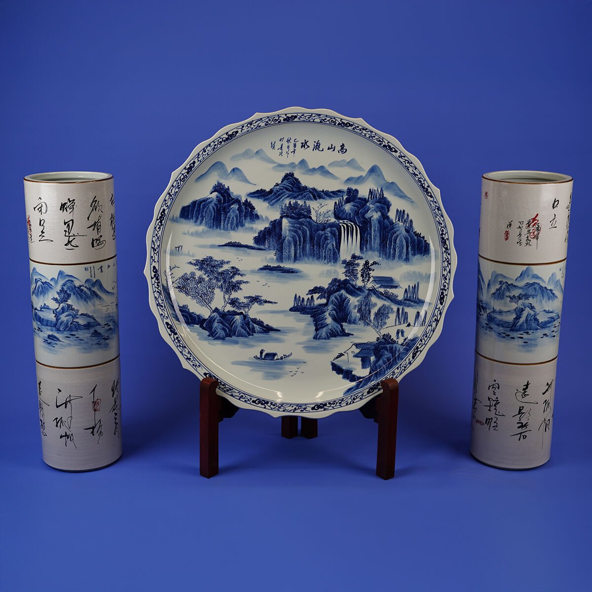 DEKORATİF SANATÇI İŞİ UZAK DOĞU TEMALI DEV BOY MAVİ BEYAZ PORSELEN TABAK VE ÇİFT VAZO