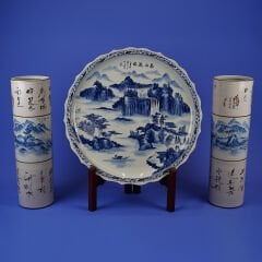 DEKORATİF SANATÇI İŞİ UZAK DOĞU TEMALI DEV BOY MAVİ BEYAZ PORSELEN TABAK VE ÇİFT VAZO