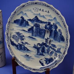 DEKORATİF SANATÇI İŞİ UZAK DOĞU TEMALI DEV BOY MAVİ BEYAZ PORSELEN TABAK VE ÇİFT VAZO